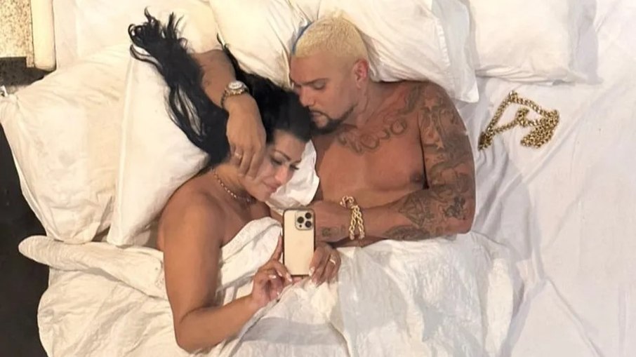 O casal publicou uma foto deitados na cama
