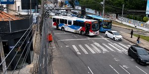 Criminosos usam ônibus em barricadas contra operação no Rio