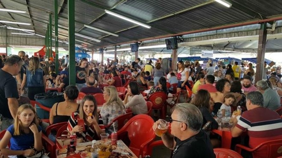 Público na área de alimentação do Parque Jaime Ferragut