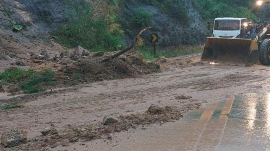 Estragos após chuvas em São Sebastião