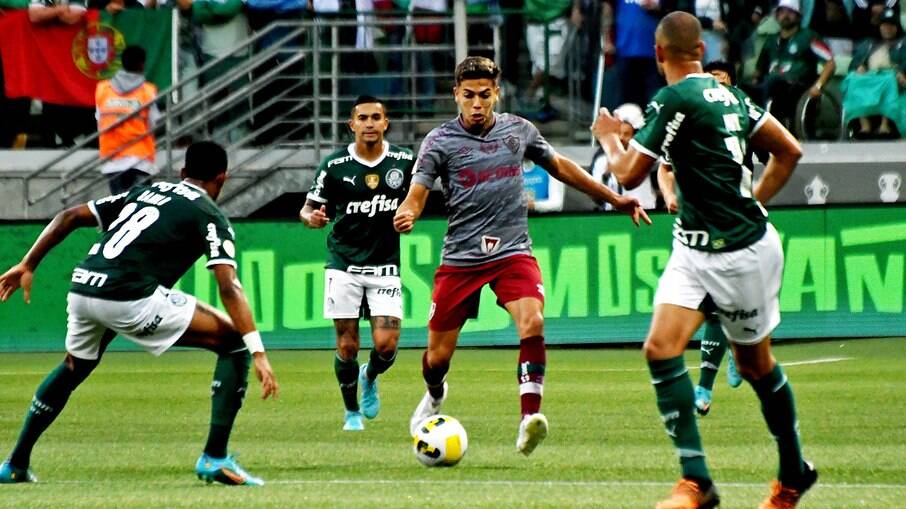 Jogadores disputam a bola na partida entre Palmeiras x Fluminense