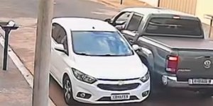 Vídeo: motorista de caminhonete acerta carro em cheio após briga