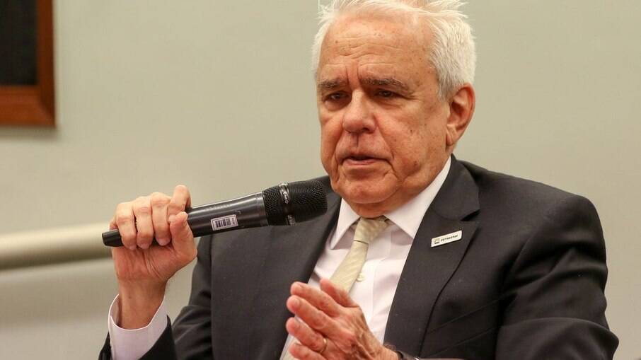 Ex-presidente da Petrobras diz ter ignorado mensagens de Bolsonaro