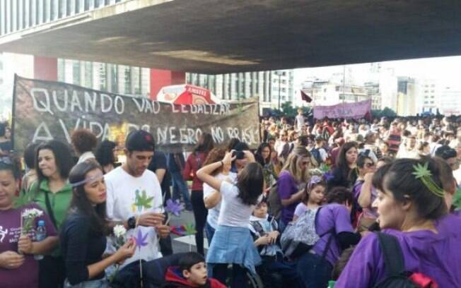 Concentração ocorreu no vão livre do Masp. Por volta das 16h20, a Marcha da Maconha tomou a Avenida Paulista