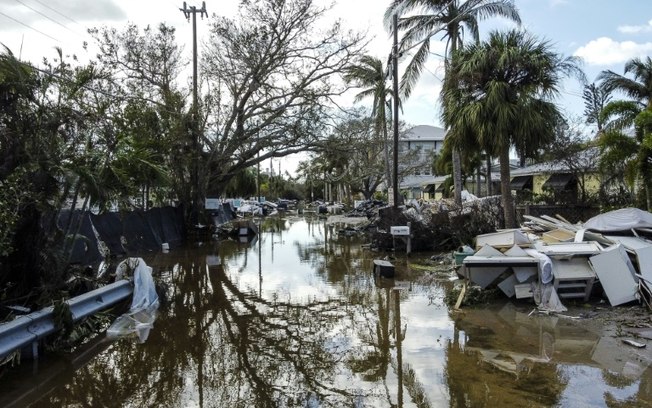 Rua inundada e repleta de escombros após o furacão Milton em Siesta Key, Flórida