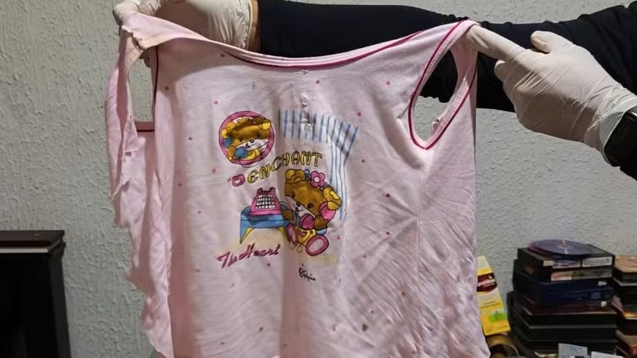 No imóvel, os policiais apreenderam celulares, HDs, DVDs, uma boneca inflável e roupas infantis No imóvel, os policiais apreenderam celulares, HDs, DVDs, uma boneca inflável e roupas infantis