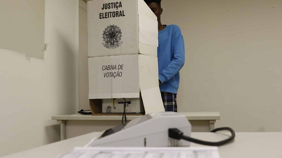 População brasileira vai aos pontos eleitorais para votação neste domingo (2)