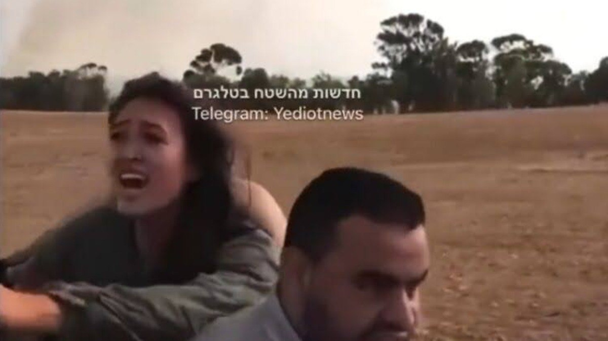 Noa Argamani no momento de seu sequestro por terroristas palestinos Noa Argamani no momento de seu sequestro por terroristas palestinos