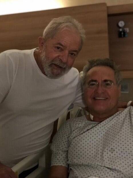 Lula ao lado de Renan Calheiros, que está em cama de hospital