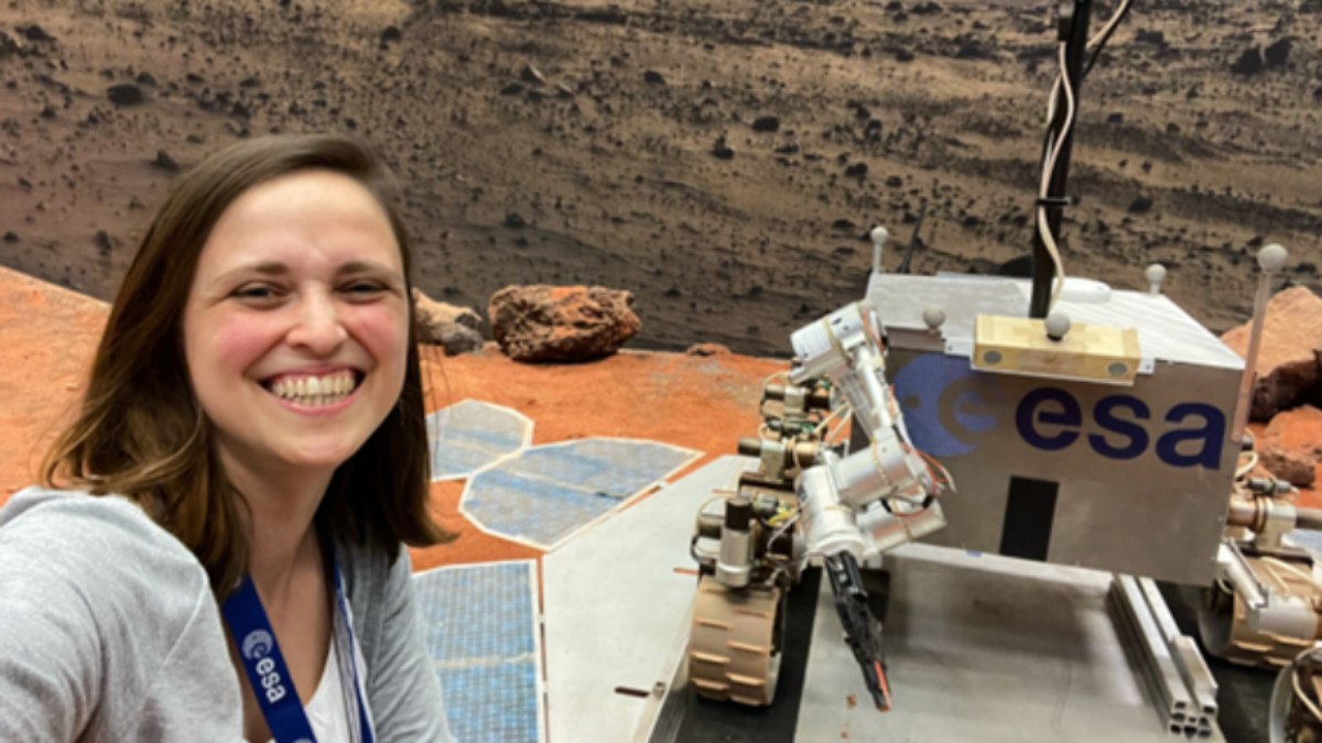 Rebeca Gonçalves em laboratório da ESA (Agência Espacial Europeia) durante os testes com solo simulando as condições de Marte Rebeca Gonçalves em laboratório da ESA (Agência Espacial Europeia) durante os testes com solo simulando as condições de Marte