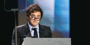 Milei vota nas eleições da Argentina sem falar com a imprensa