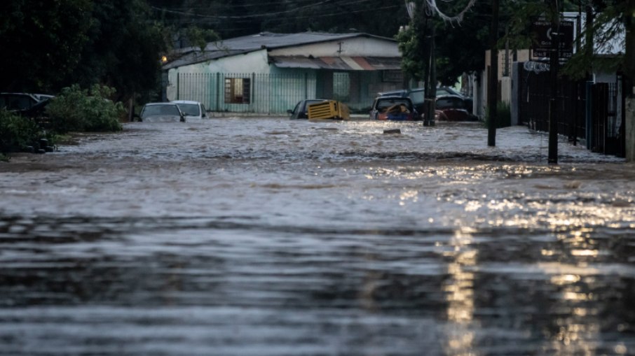 Devido as fortes chuvas, o bairro de Cavalhadas em Porto Alegre ficou alagado