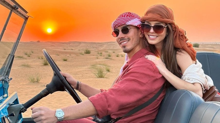 Gabriel David e Giovanna Lancellotti em uma viagem pelo deserto de Dubai