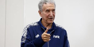 Parreira segue internado, mas respira sem a ajuda de aparelhos