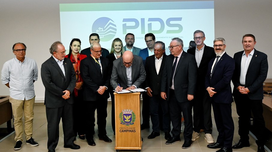 Assinatura do prefeito de Campinas, Dário Saadi (Republicanos), à lei que cria o PIDS