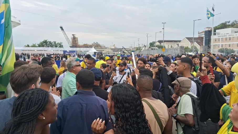 Milton Cunha marcou presença no meio do povo em chegada ao Museu do Amanhã, antes da convocação da para a Copa