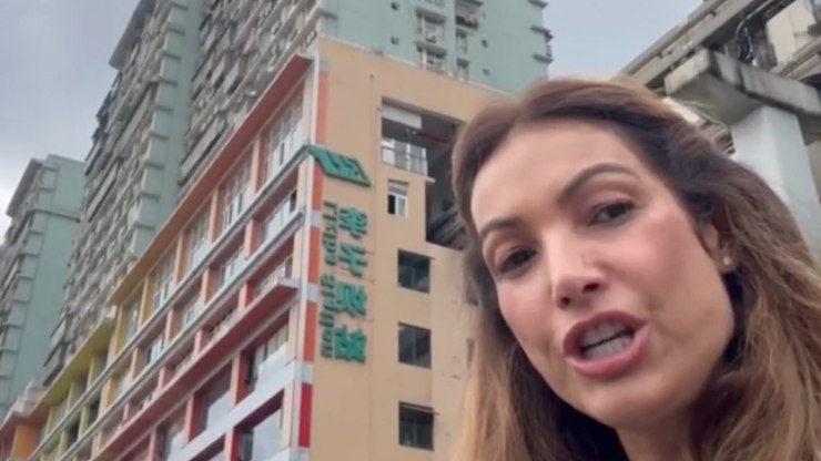 Patrícia Poeta se diverte com famoso trem na China