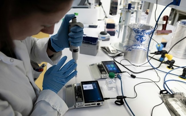 Uma pesquisadora trabalha na Célula de Intervenção Biológica de Emergência (CIBU) do Instituto Pasteur em Paris, em 23 de abril de 2024.