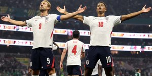 Inglaterra supera vermelho, segura pressão e elimina México