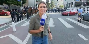 Repórter é baleada em protesto contra Trump; veja o vídeo