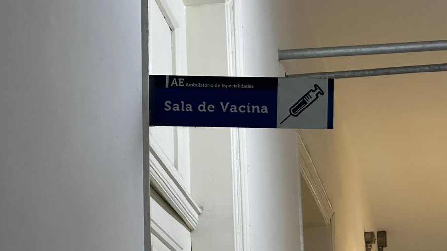 Placa indicando sala de vacinação. Placa indicando sala de vacinação.