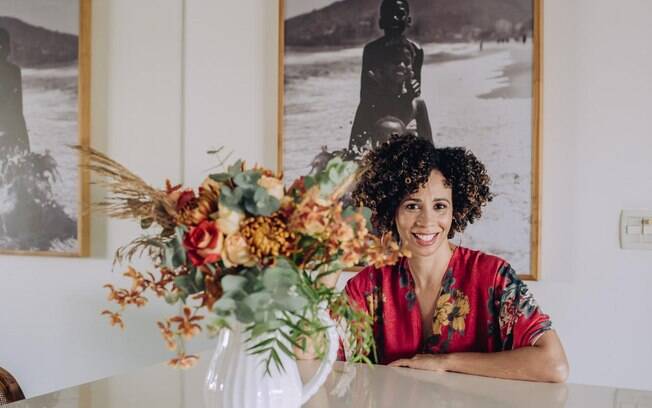 A designer florista Diennis Xavier ensina a usar flores na decoração da casa