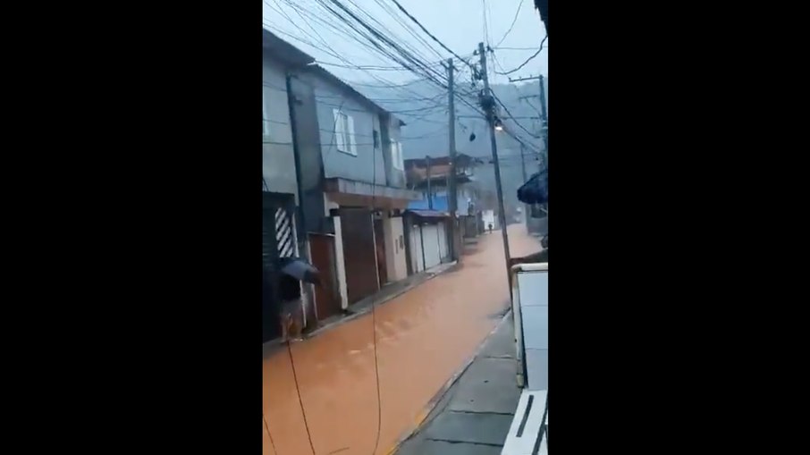 Chuvas causam alagamentos em São Sebastião (SP)