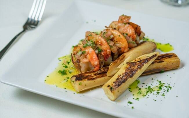 O camarão grelhado com vinagrete de capim santo e pupunha assada é um prato saboroso e elegante. Veja o passo a passo