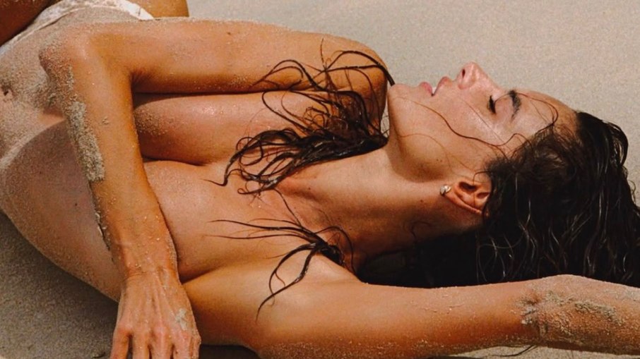 Alessandra Ambrosio surge de topless em praia e chama atenção na web Alessandra Ambrosio surge de topless em praia e chama atenção na web