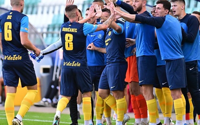 Bobicanec vai abraçar Matko, que celebra com o banco o primeiro gol do Celje sobre o Flora Tallinn Bobicanec vai abraçar Matko, que celebra com o banco o primeiro gol do Celje sobre o Flora Tallinn