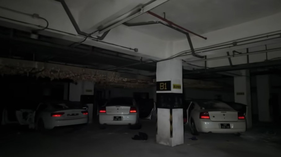 Estacionamento com carros abandonados em hotel de Macau Estacionamento com carros abandonados em hotel de Macau
