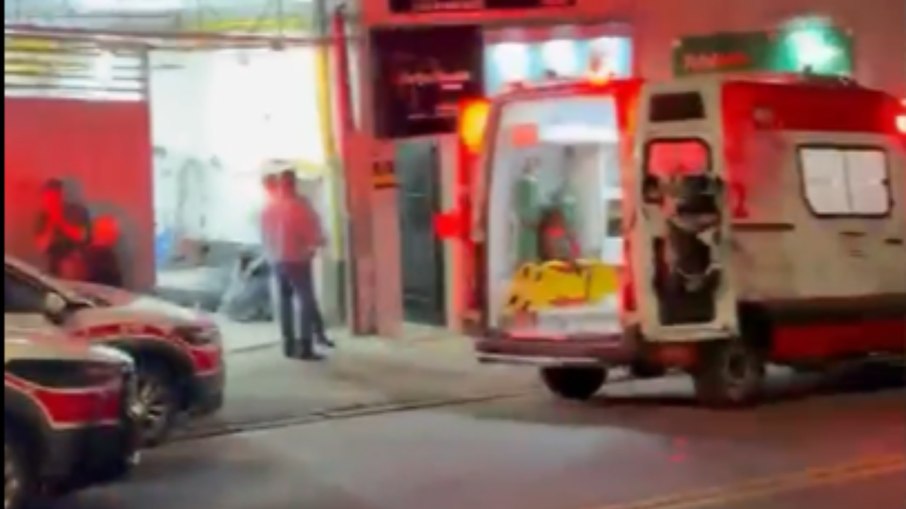 Atendimento à vítima após irmão atear fogo na irmã durante discussão na Zona Norte de São Paulo Atendimento à vítima após irmão atear fogo na irmã durante discussão na Zona Norte de São Paulo