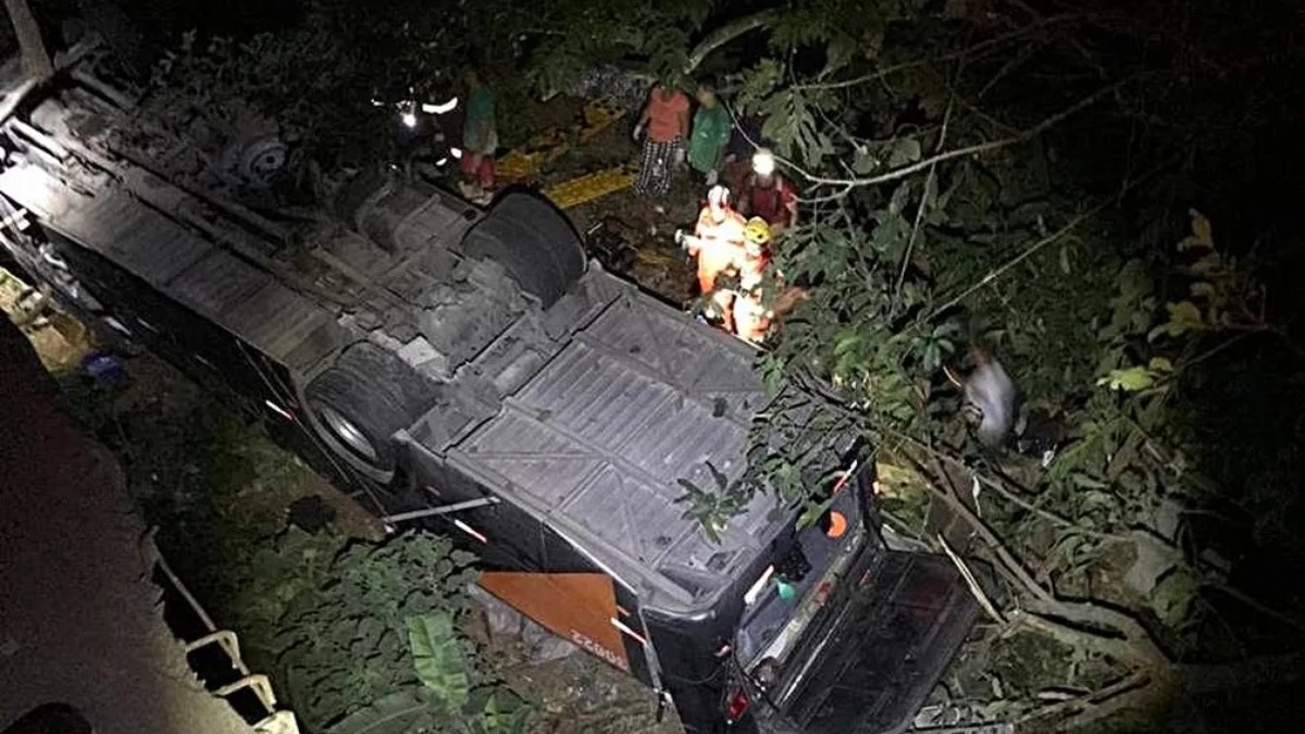 Ônibus de time brasileiro cai de ponte na BR-116 e deixa mortos