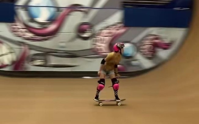 Skatista de 14 anos se torna 1ª mulher a completar um 900 e recebe elogio de Tony Hawk