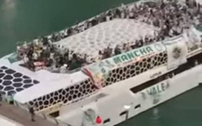 Vídeo: Torcida do Palmeiras faz festa em barco de luxo na véspera da final do Mundial de Clubes