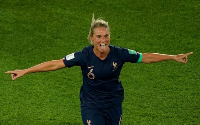 Amandine Henry comemorando gol contra a Coreia no Sul na Copa do Mundo de futebol feminino de 2019