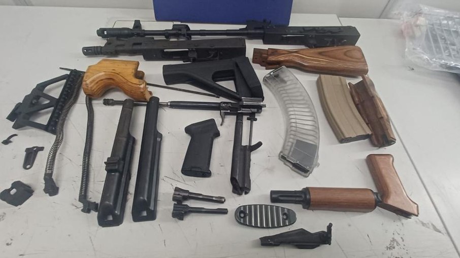 Arma foi apreendida desmontada nesta segunda-feira (25)