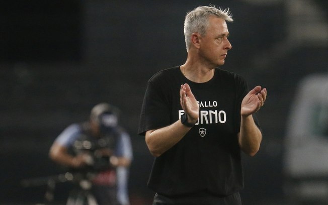 Tite passa por pôster de campeão da Libertadores de 2024