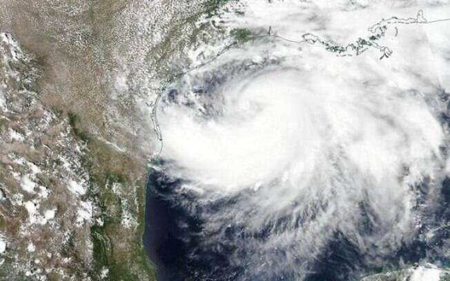 A tempestade tropical Isaías se transformou em um furacão na madrugada desta sexta-feira (31).