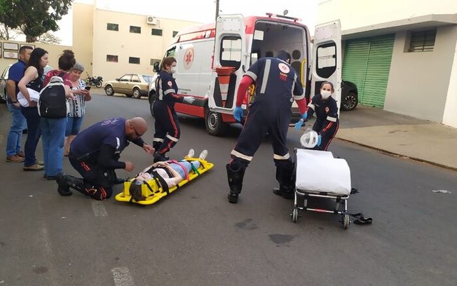 Jovem fica ferida após ser atropelada na Totó Leite Jovem fica ferida após ser atropelada na Totó Leite