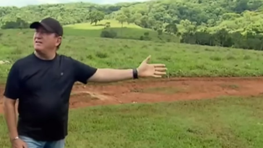 Amado Batista mostrando sua fazenda