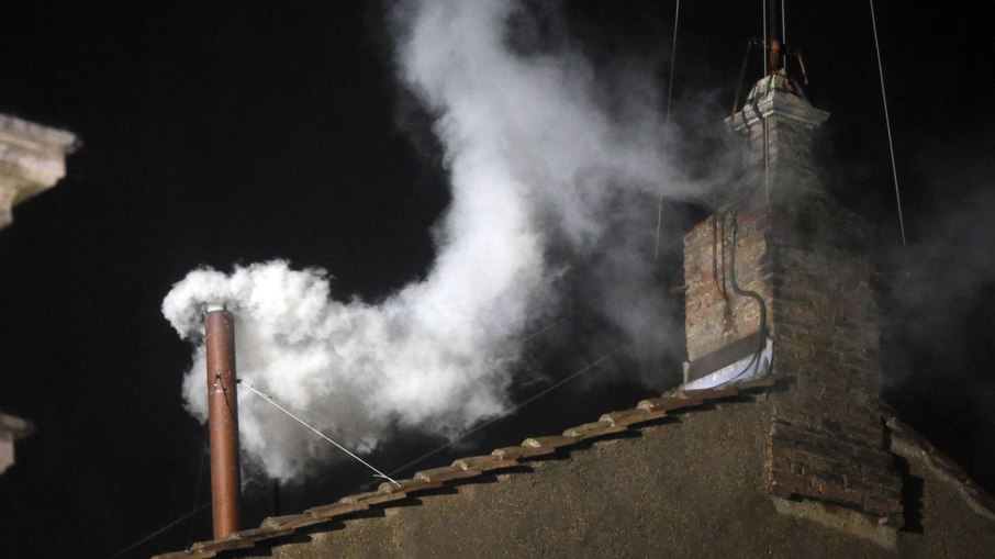 Fumaça branca sai da chaminé da Capela Sistina indicando que Igreja Católica tem novo papa Fumaça branca sai da chaminé da Capela Sistina indicando que Igreja Católica tem novo papa