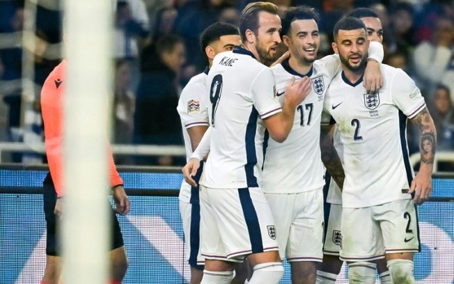 Curtis Jones (C) comemora com os companheiros após marcar na vitória da Inglaterra sobre a Grécia por 3 a 0 nesta quinta-feira, pela Liga das Nações
elebrates after scoring his team's third goal during the UEFA Nations League, League B group B2 football match between Greece and England at Olympic Athletic Center of Athens 