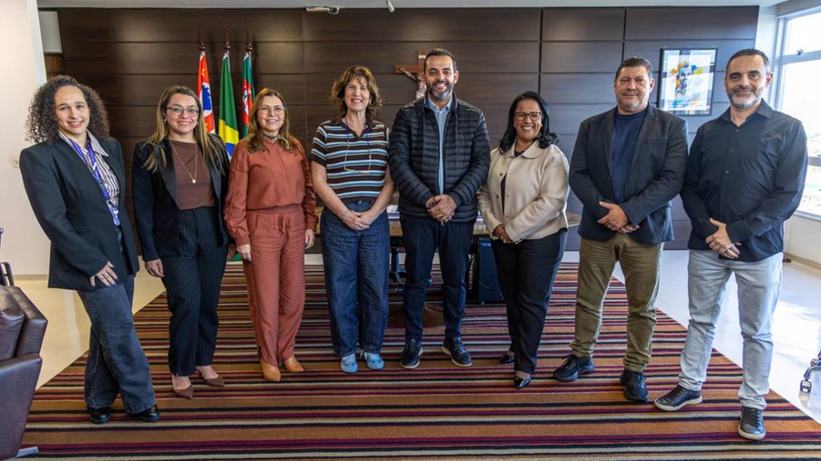 Amanda Trindade (esq.), Nazaré Pereira, Silvia Novaes, Claudia Mantero, prefeito Gustavo Martinelli, secretária Ana Paula, secretário Marco Antônio Bedin e Marcelo Roveri Amanda Trindade (esq.), Nazaré Pereira, Silvia Novaes, Claudia Mantero, prefeito Gustavo Martinelli, secretária Ana Paula, secretário Marco Antônio Bedin e Marcelo Roveri