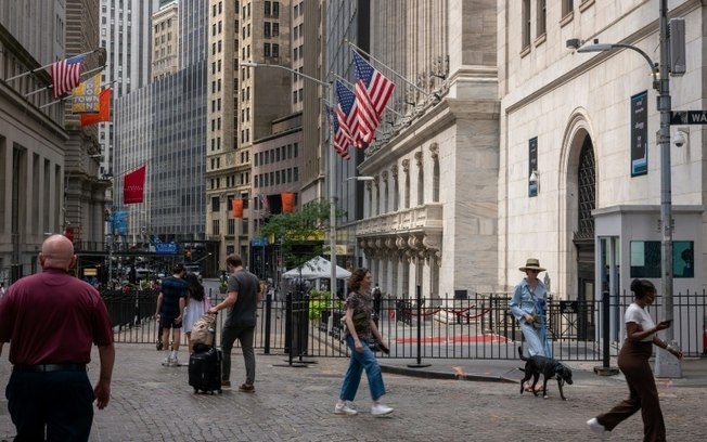 Fachada da bolsa de Nova York, à direita