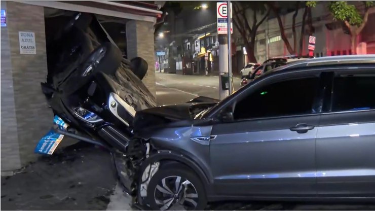 Carro capota e invade açougue após batida em São Paulo