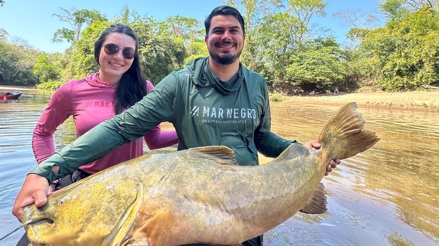 Débora e o namorado, Gabriel Vido, posam com um dos jaús fisgados 