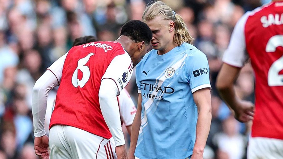 Haaland x Gabriel Magalhães em jogo da Premier League 2025/26