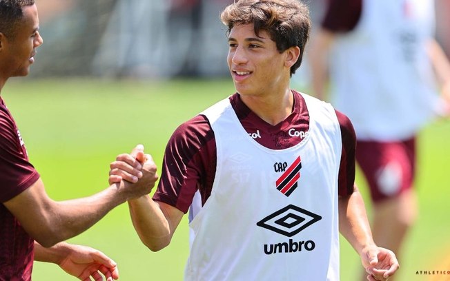 Com sete atletas da base, Athletico viaja para encarar o Bahia Com sete atletas da base, Athletico viaja para encarar o Bahia
