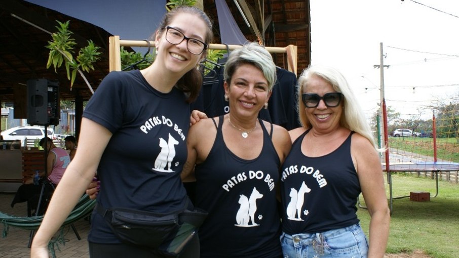 Fernanda, Patrícia e Cissa, representantes do projeto Patas do Bem, durante a feira de adoção